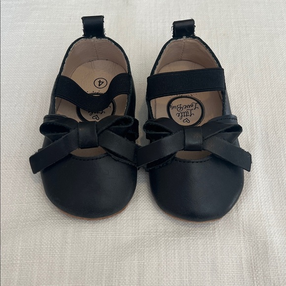 Size 4 Little Love Bug Bow Shoe - Picture 2 of 7